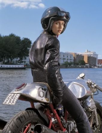 Куртка и очки Davida Aviator T1 Goggles. Модель Katrien и каферейсер Zagato Moto Guzzi от Бена Парта.