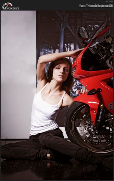 Девушка Ева и мотоцикл Triumph Daytona 675