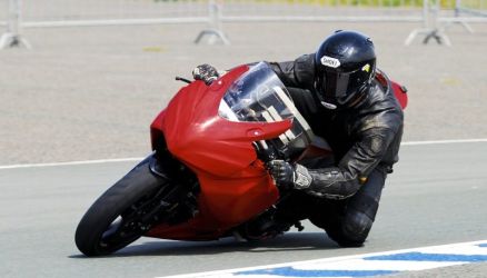 Rob Barber (Team Agni) побеждает в TTXGP 2009