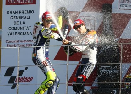 MotoGP 2009: результаты Гран При Валенсии (Валентино Росси и Дэни Педроса на подиуме)