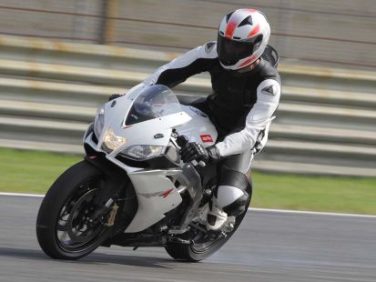 Aprilia RSV4 на треке