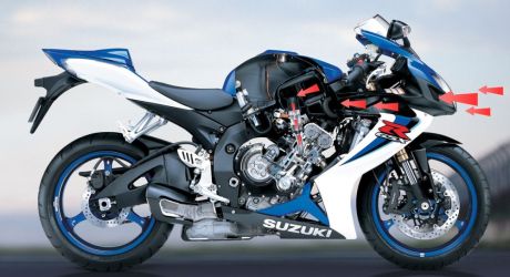 Разрез Suzuki GSX-R600 2006. Стрелками обозначен путь, который проделывает воздух во впускной системе