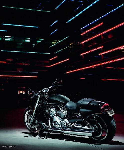 Marisa Miller и Harley-Davidson VRSCF V-Rod Muscle