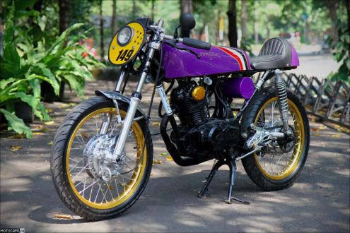 Пурпурный Uprising 149 на базе 1974 Honda CB 125