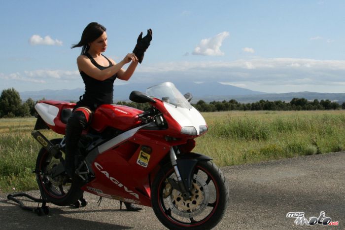 Девушка и Cagiva Mito 125
