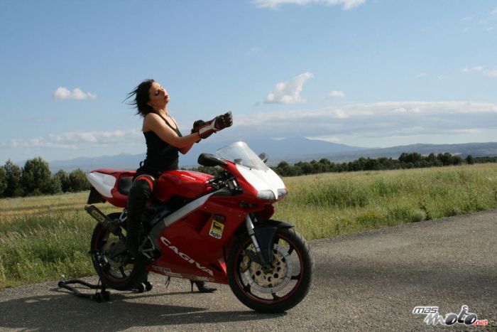 Девушка и Cagiva Mito 125