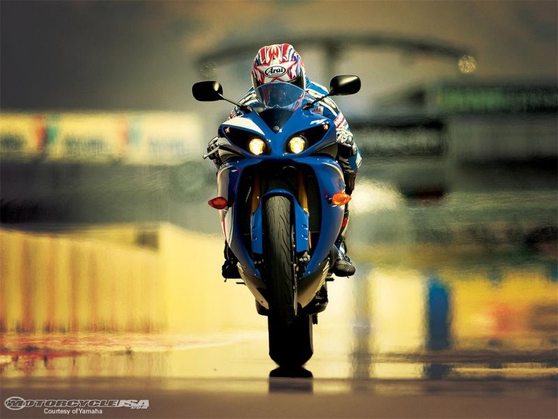 Yamaha r6 на заднем