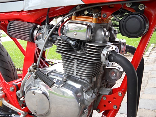 Яркий каферейсер из Honda CB200T 1975