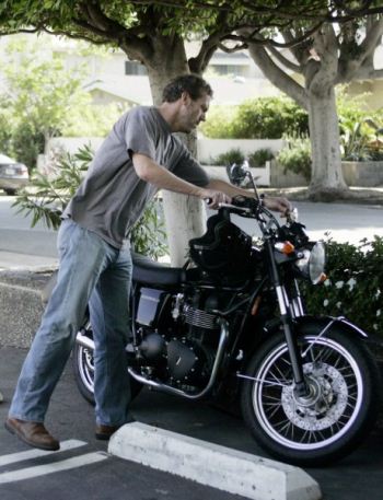 Triumph Bonneville 790 - первый гонорар Хью Лори за главную роль в фильме Доктор Хаус.