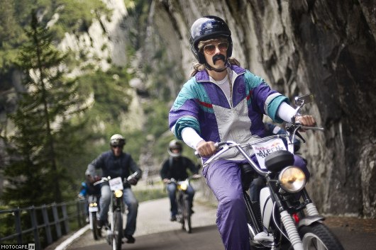 Red Bull Alpenbrevet. Настоящий фан - в мопеде