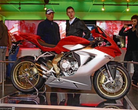 Ярые фанаты пытались купить MV Agusta F3 прямо на выставке